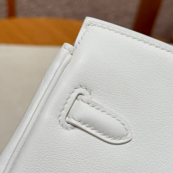 Classic Hermes Bag: A Stylish and Versatile Choice for Elegance - Picture 6 of 6
